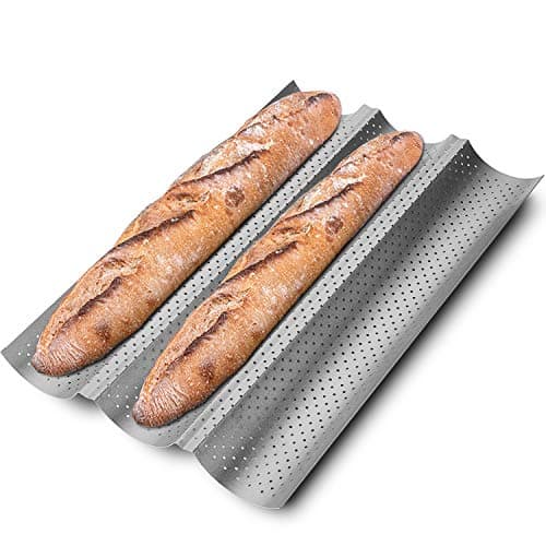 KITESSENSU Forma antiaderente para assar baguete, bandeja de 3 baguetes com superfície perfurada, 38 x 24,5 cm, prata